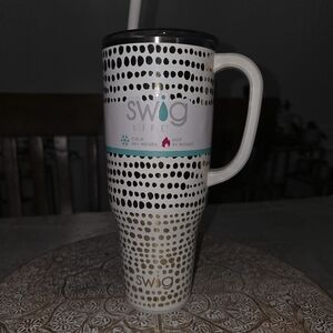 Swig 40oz stainless steel tumbler nwt white/gold